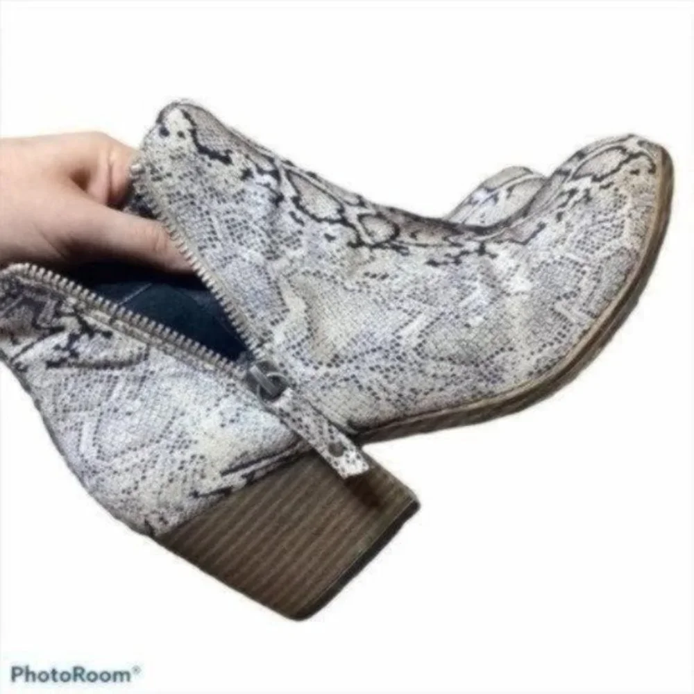 Boutique by Corky's Tombstone Snakeskin Animal Print Ankle Bootie Size 9 Womens